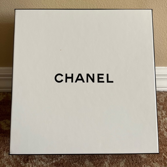 CHANEL Perfume Box - Picture 2 of 3